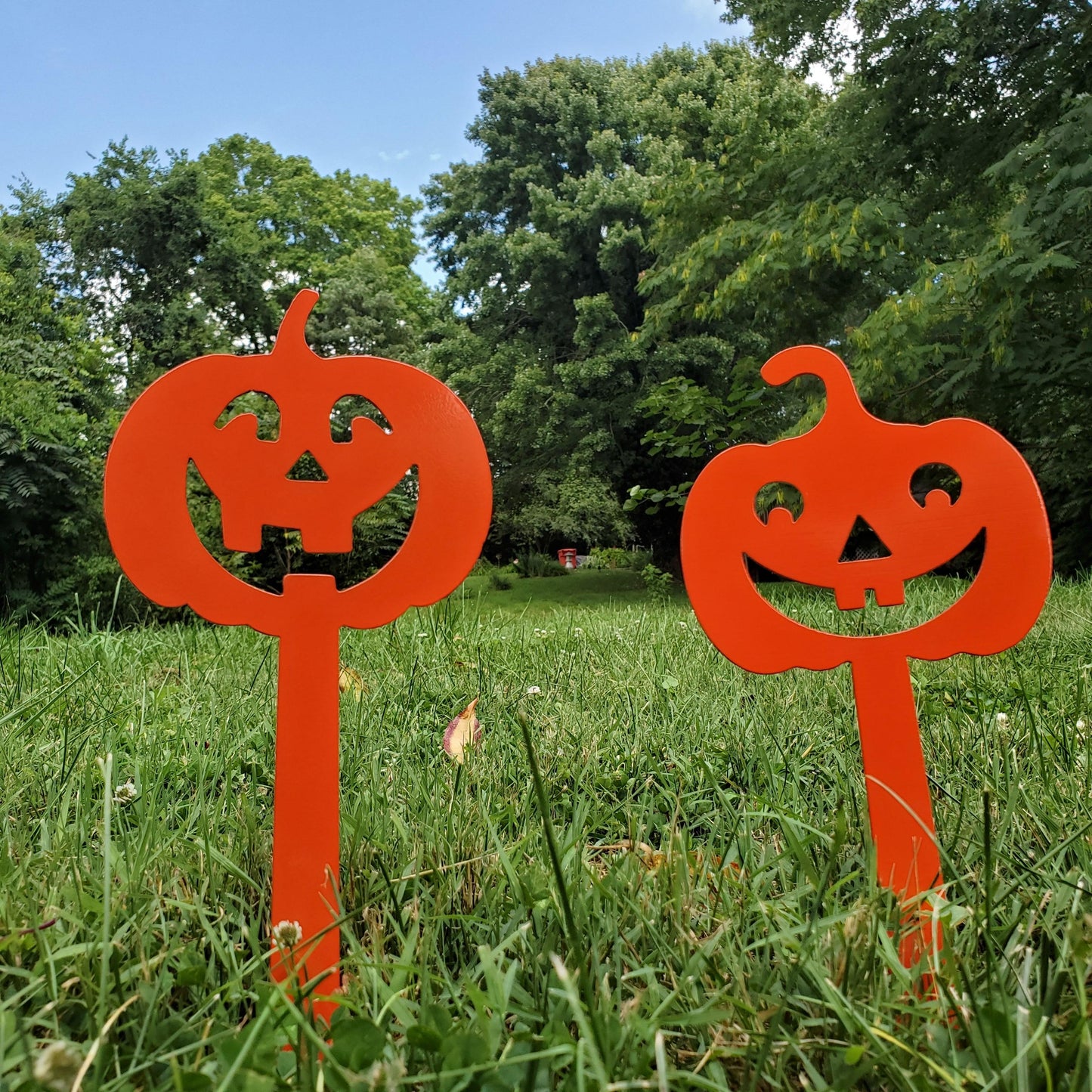 Set of 2 Pumpkin Yard Stakes – Outdoor Metal Halloween Lawn Decor – Powder Coated Steel Jack O Lanterns
